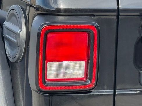 Used 2024 Jeep Wrangler Unlimited image 14