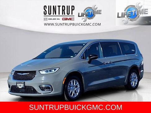 Used 2025 Chrysler Pacifica Select image 35