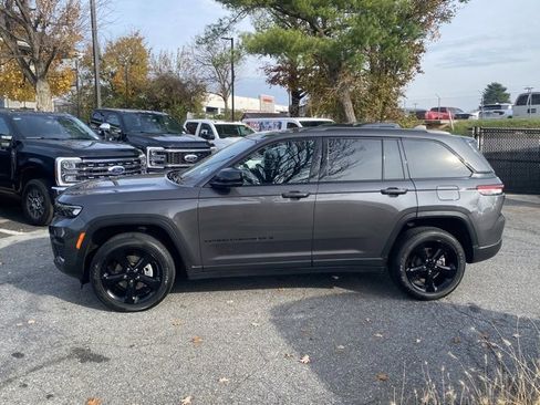 Used 2023 Jeep Grand Cherokee Altitude image 4
