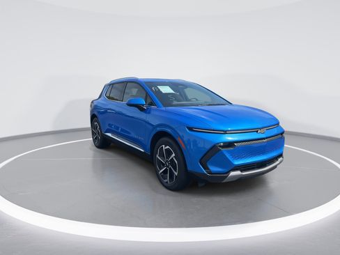 Used 2025 Chevrolet Equinox EV LT w/ Convenience Package image 2