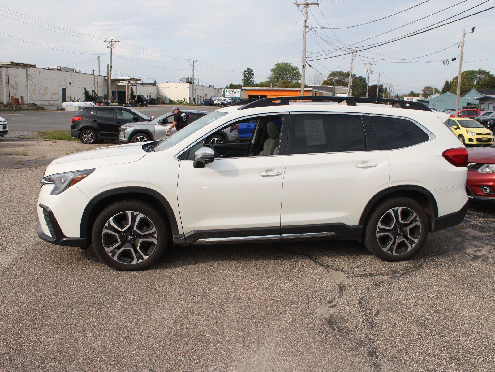 Used 2023 Subaru Ascent Limited w/ Technology Package AWD/4WD image 5