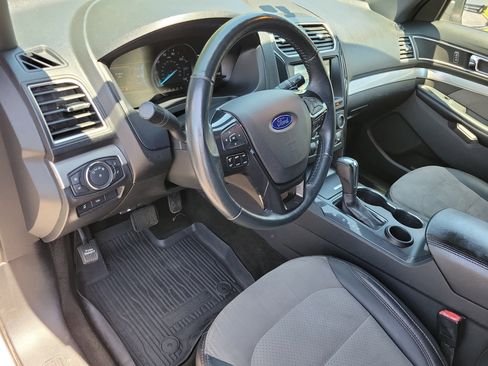 Used 2017 Ford Explorer XLT w/ Equipment Group 202A FWD image 3