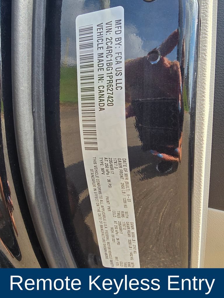 Used 2023 Chrysler Pacifica Touring-L FWD image 10