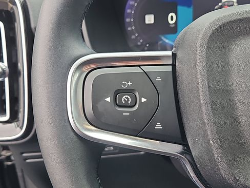 Certified 2023 Volvo XC40 B5 Plus w/ Climate Package image 19