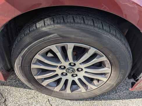 Used 2020 Toyota Sienna XLE w/ XLE Navigation Package image 20