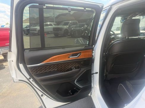 Used 2022 Jeep Grand Cherokee Summit AWD/4WD image 38