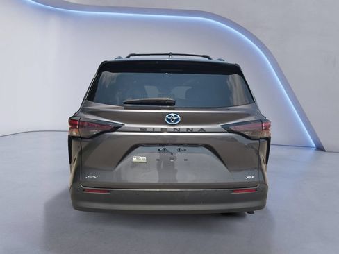 Used 2025 Toyota Sienna XLE w/ XLE Plus Package FWD image 4