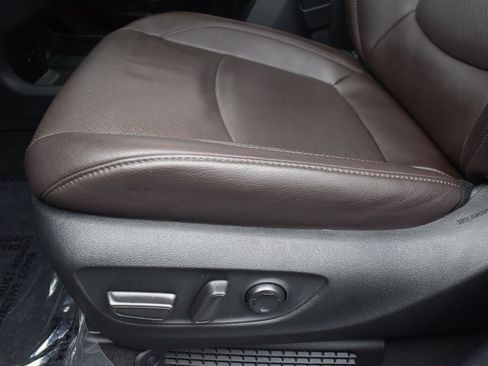 Used 2023 Toyota Sienna Platinum image 11