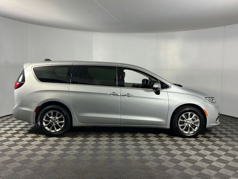 Used 2023 Chrysler Pacifica Touring-L w/ Uconnect Theater Family Group image 5