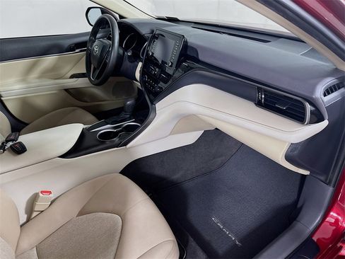 Used 2021 Toyota Camry LE image 31