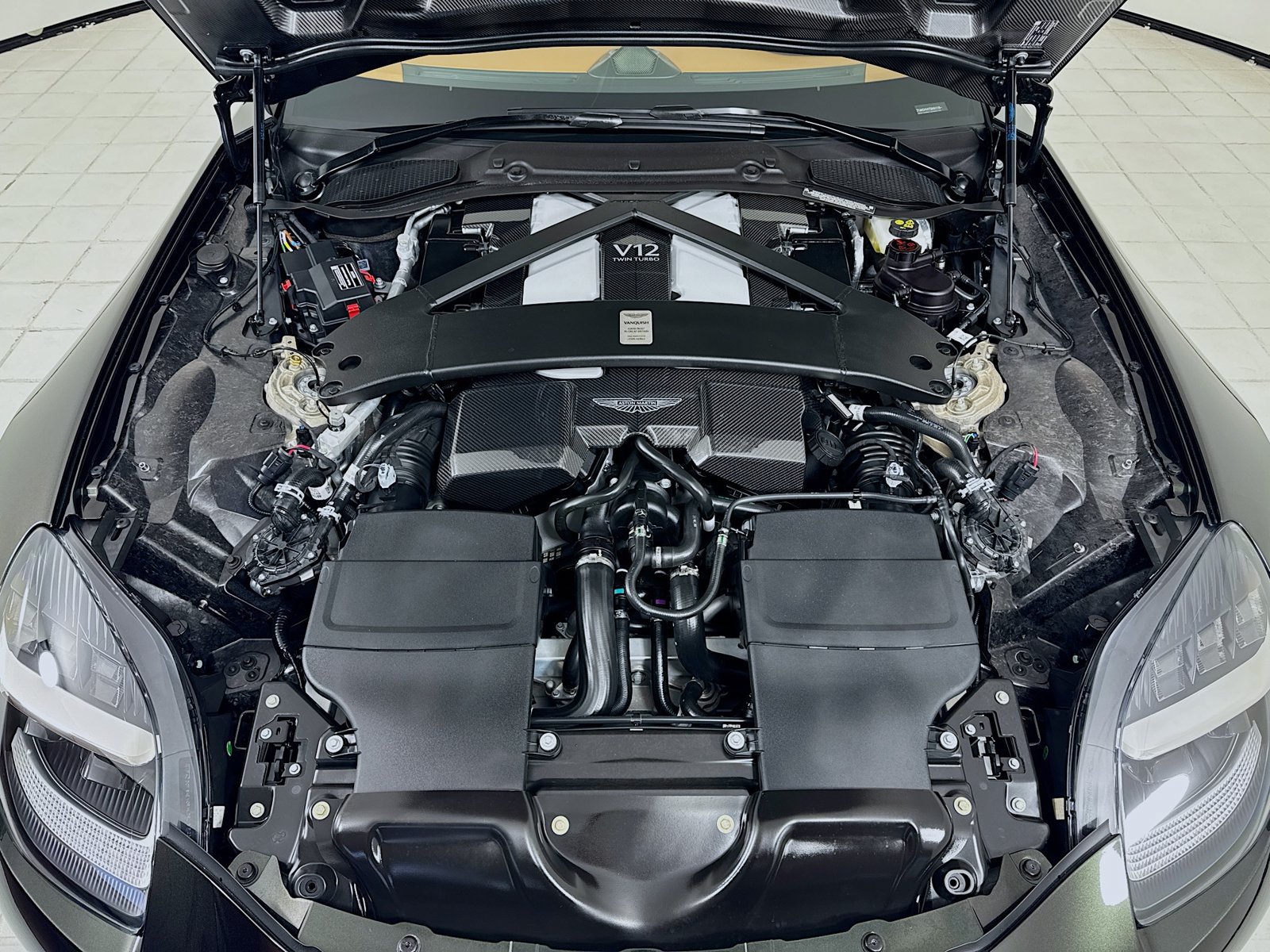 Used 2026 Aston Martin Vanquish Convertible RWD image 25