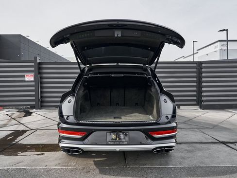 Used 2023 Bentley Bentayga Extended Wheelbase image 17