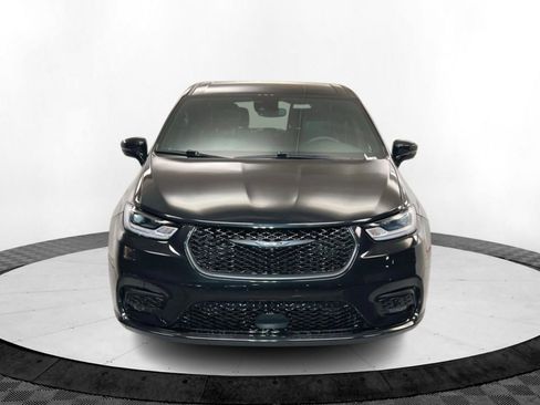 Used 2024 Chrysler Pacifica Limited w/ Uconnect Theater Family Group image 8