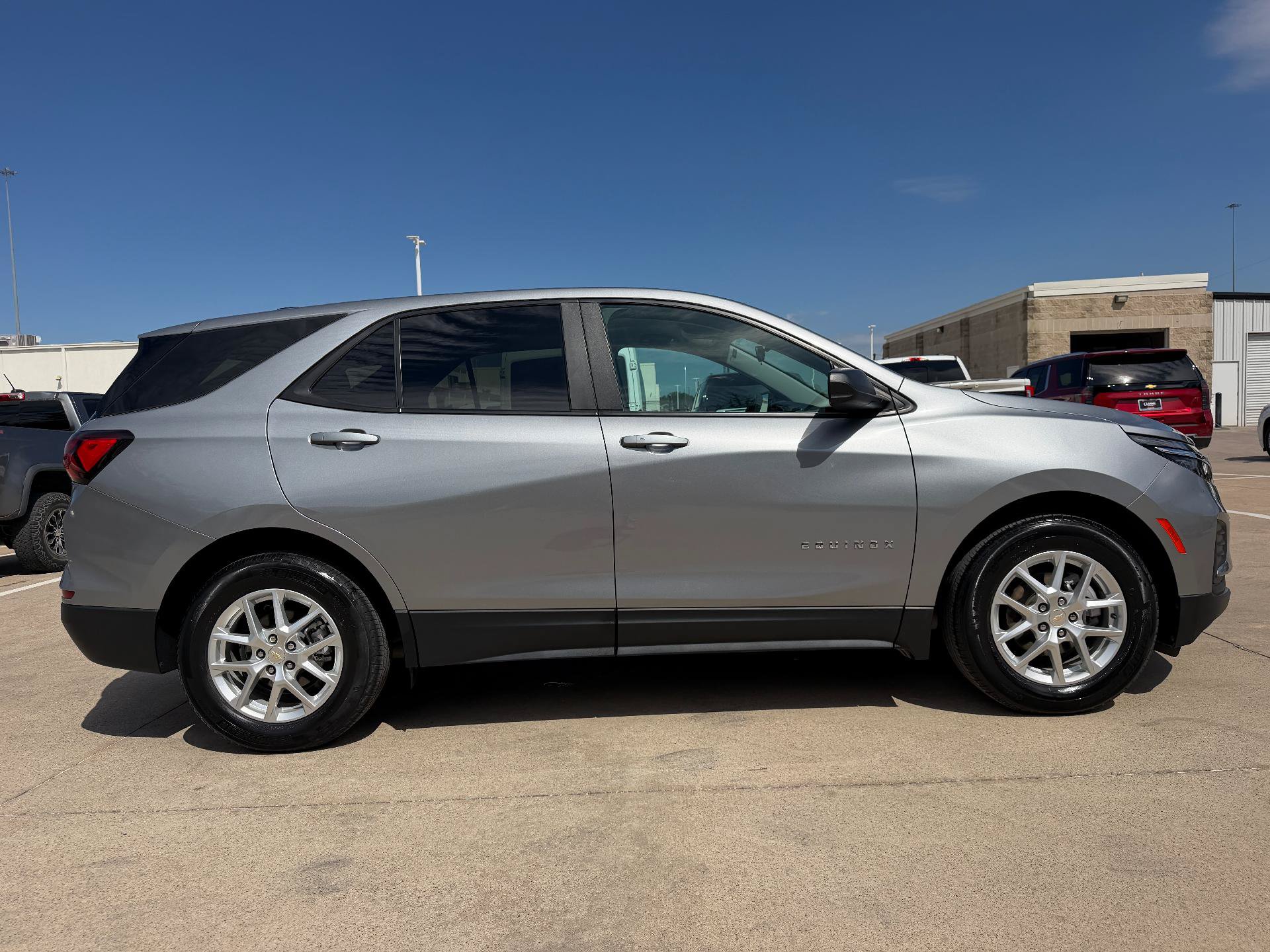 Used 2023 Chevrolet Equinox LS w/ LS Convenience Package FWD image 4