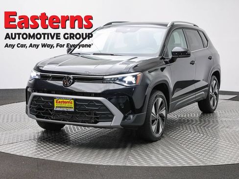 Used 2025 Volkswagen Taos SE AWD/4WD image 1