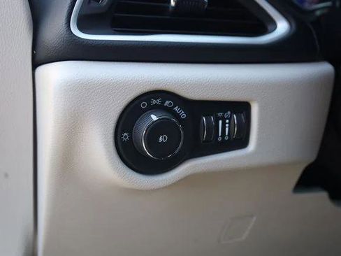 Certified 2024 Chrysler Pacifica Touring-L image 11