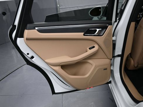Certified 2025 Porsche Macan GTS AWD/4WD image 14
