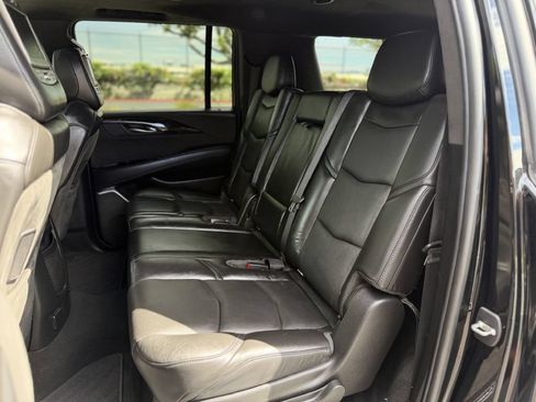 Used 2019 Cadillac Escalade ESV Platinum AWD/4WD image 15