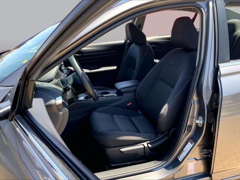Used 2024 Nissan Altima 2.5 S FWD image 7