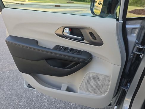 Used 2024 Chrysler Pacifica Touring-L FWD image 28