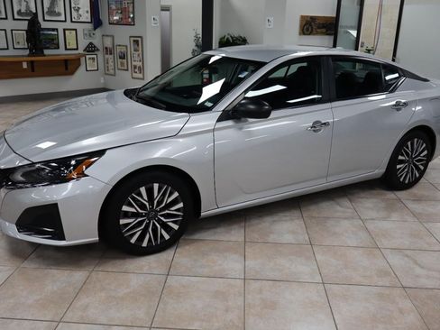 Used 2024 Nissan Altima 2.5 SV FWD image 2