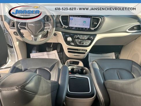 Used 2024 Chrysler Pacifica Touring-L image 19
