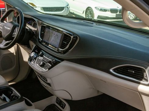 Used 2021 Chrysler Pacifica Touring-L FWD image 11