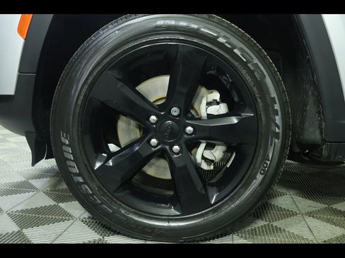 Used 2023 Jeep Grand Cherokee L Laredo image 5