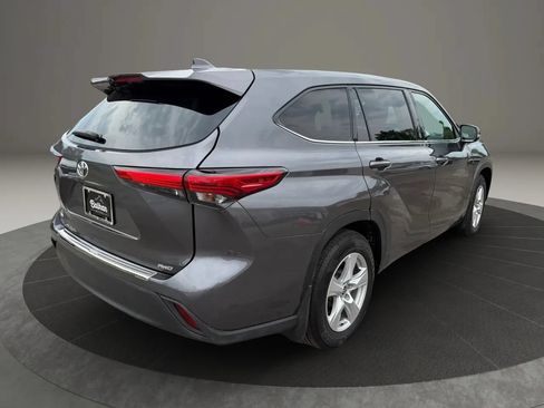Used 2021 Toyota Highlander L AWD/4WD image 4