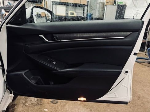 Used 2018 Honda Accord Touring image 14