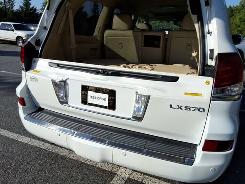 Used 2013 Lexus LX 570 4WD w/ Luxury Pkg image 18