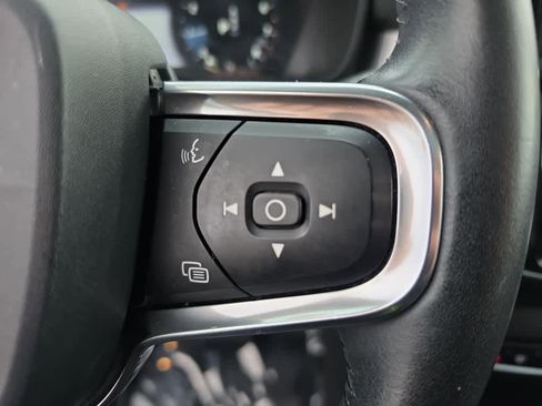 Used 2020 Volvo XC40 T5 Momentum w/ Protection Package Premier image 15
