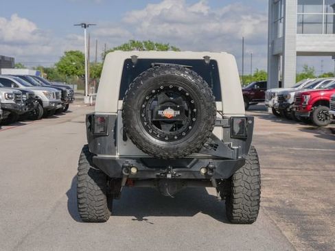 Used 2016 Jeep Wrangler Unlimited Rubicon w/ Connectivity Group AWD/4WD image 8