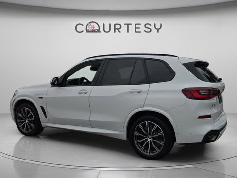 Used 2023 BMW X5 xDrive45e w/ Executive Package AWD/4WD image 3