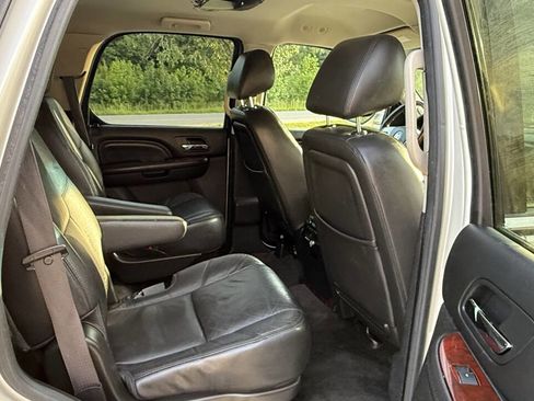 Used 2012 Cadillac Escalade 2WD image 17