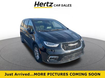 Used 2025 Chrysler Pacifica Select
