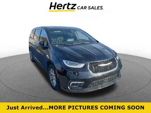 Used 2025 Chrysler Pacifica Select image 1
