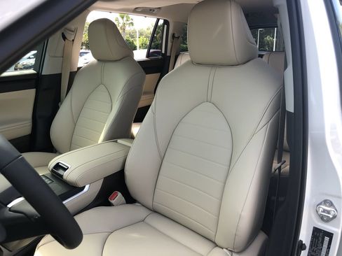 Used 2020 Toyota Highlander XLE FWD image 16
