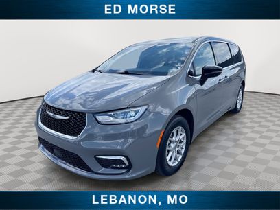 Used 2025 Chrysler Pacifica Select
