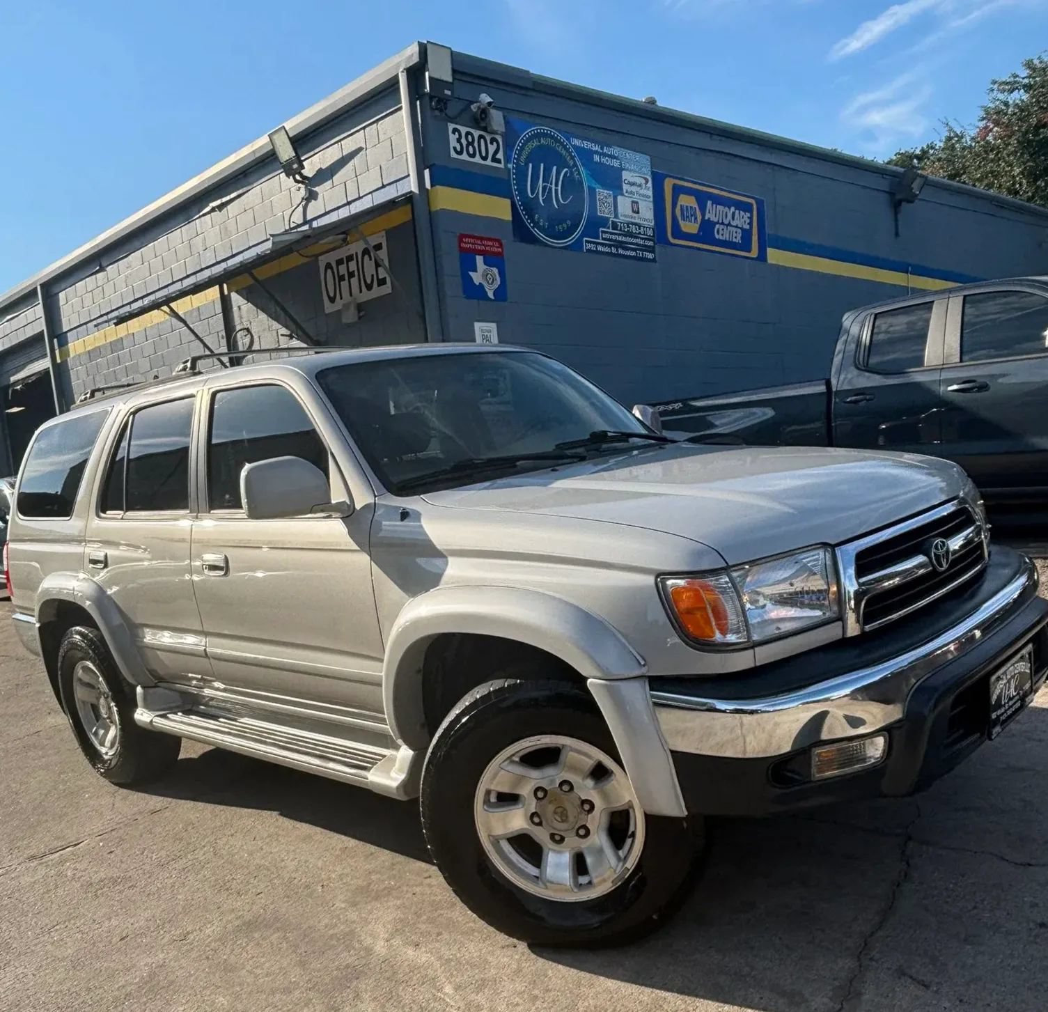 Used 2000 Toyota 4Runner SR5 RWD image 1
