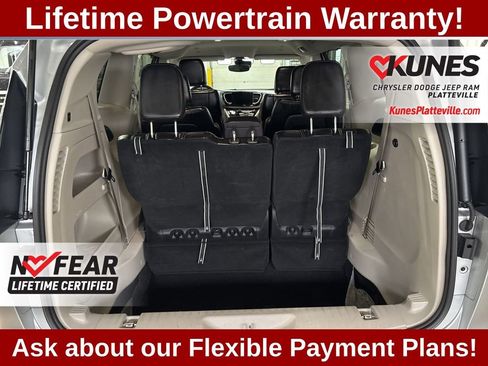 Used 2024 Chrysler Pacifica Touring-L image 15