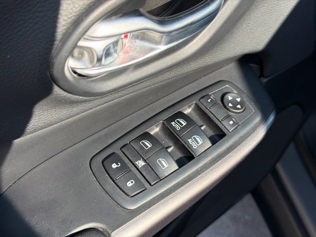 Used 2019 Jeep Cherokee Latitude Plus w/ Comfort/Convenience Group FWD image 20