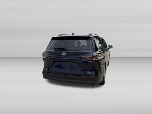 Used 2025 Toyota Sienna XLE FWD image 7
