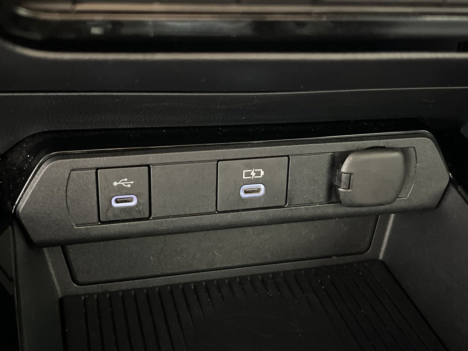 Used 2025 Toyota Prius LE FWD image 33
