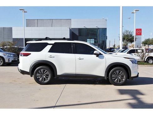 Used 2024 Nissan Pathfinder SV w/ Black Appearance Package image 7