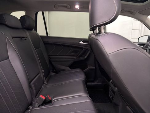 Used 2024 Volkswagen Tiguan SE w/ Panoramic Sunroof Package image 28