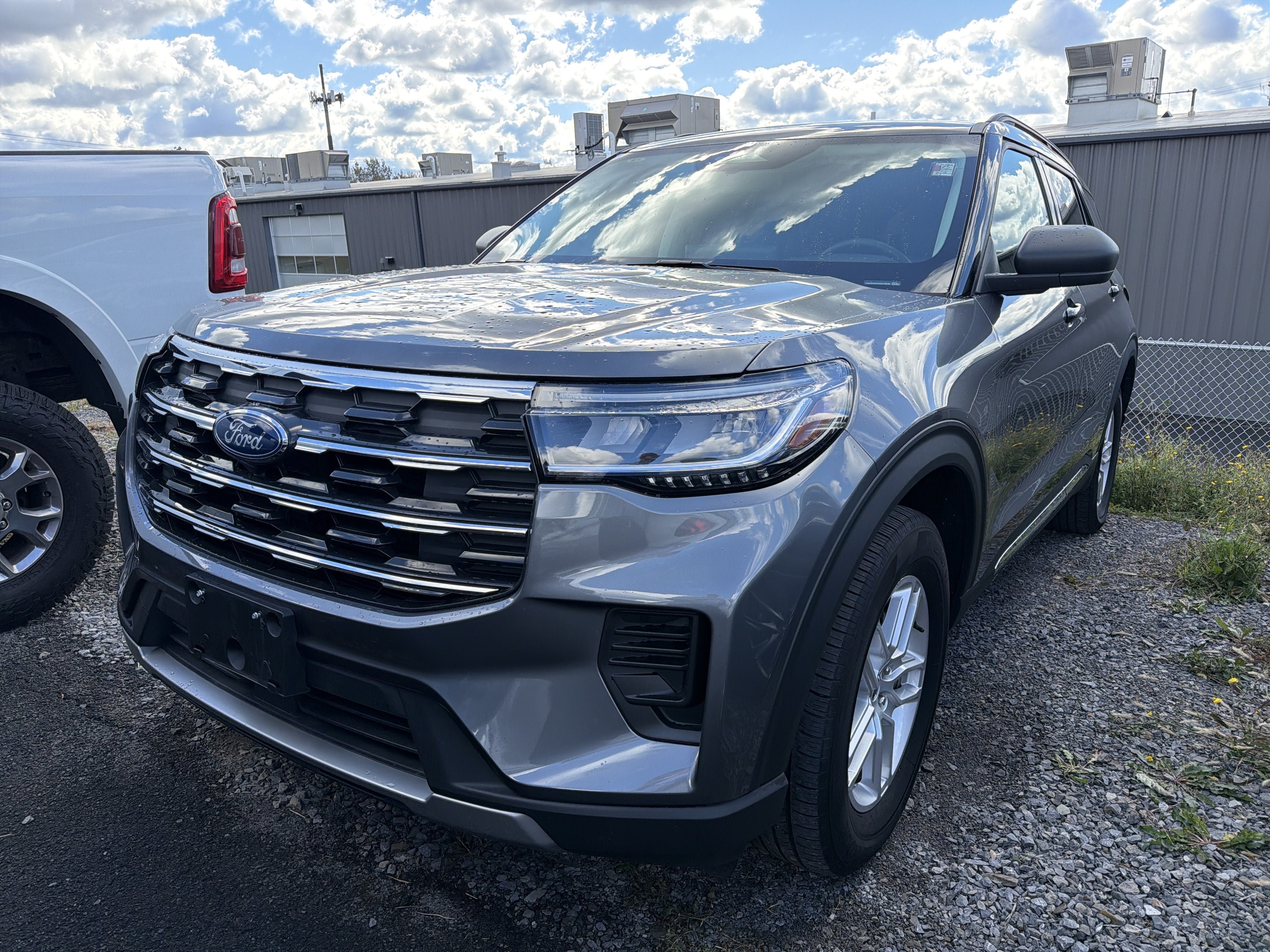 Used 2025 Ford Explorer Active AWD/4WD image 3