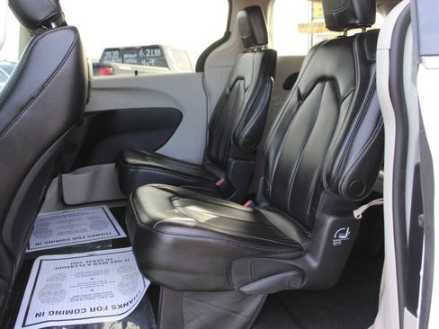 Used 2023 Chrysler Pacifica Touring-L FWD image 16