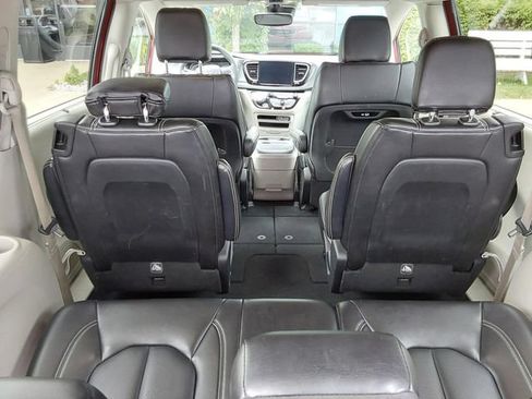 Used 2024 Chrysler Pacifica Touring-L FWD image 8