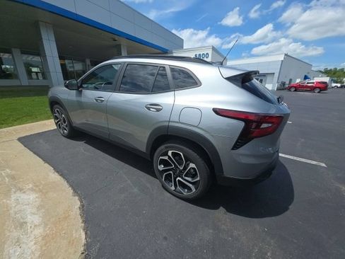 Used 2024 Chevrolet Trax RS w/ Sunroof Package FWD image 6